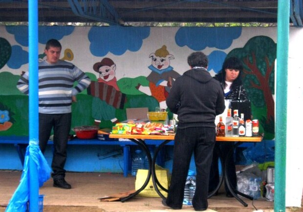 На Харьковщине на избирательных участках торгуют водкой. Фото: "Главное".