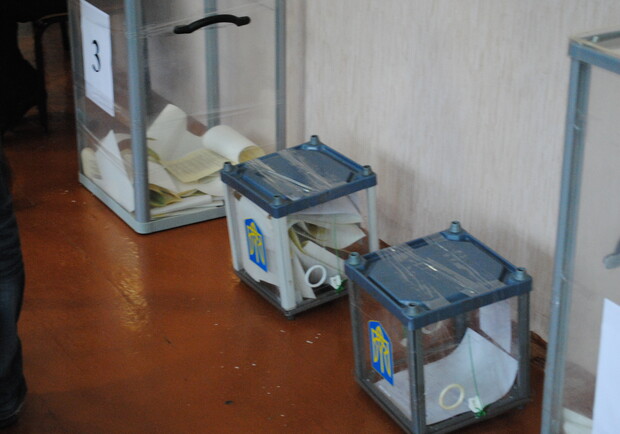 Урны для домашнего голосования необходимо переворачивать. Фото Алексея БИТНЕРА.
