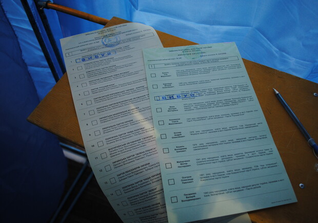 На избирательном участке №631278 выносят бюллетени. Фото Алексея БИТНЕРА.
