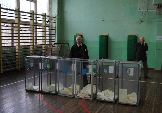 Сотрудники МЧС на зафиксировали происшествий на избирательных участках. Фото: Алексей Битнер.