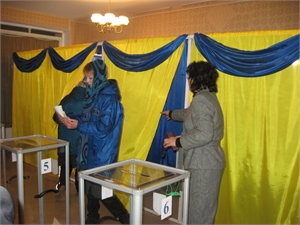 В Качановской колонии выборы, как и завтрак, по расписанию. Фото Ирины ЗОЗУЛИ 