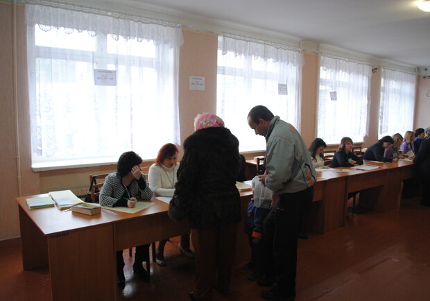 По состоянию на 16:00 в Харьковской области проголосовали 41,5% избирателей. Фото: Алексей Битнер. 