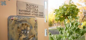 Кернес и Добкин высадили кусты сирени в саду Шевченко