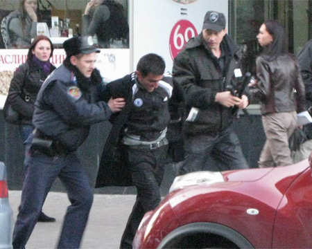 Парня задержала милиция. Фото очевидца fotoottisk@mail.ru.