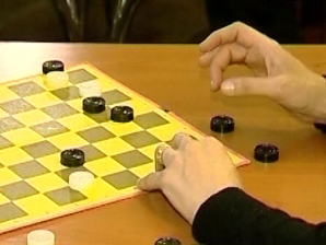 В Донецке устроили стрельбу по шашкам, играли в Чапаева