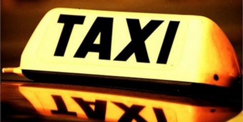 Женщина разгромила машину такси. Фото: gazetavv.com.