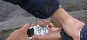 Харьковчанин избил парня и забрал у него мобильный телефон