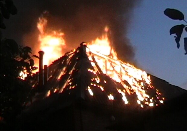 Рядом с домом стояли различные хозяйственные постройки, которым также угрожал огонь. Фото с сайта ГТУ МЧС Украины в Харьковской области.