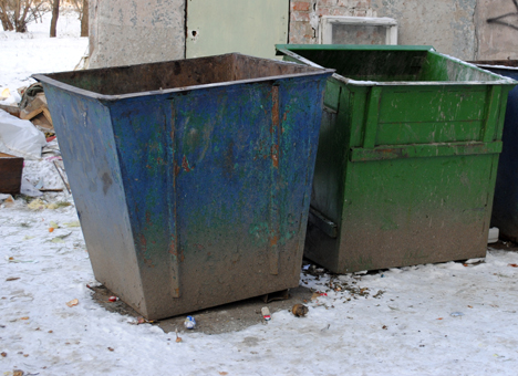 Ребенка нашли в мусорном баке. Фото: kharkov.comments.ua.