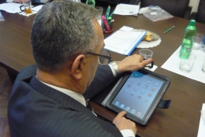Депутатам горсовета начали выдавать планшеты в постоянное пользование. Фото с сайта Харьковского горсовета.