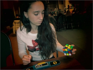 Оксана Тиводар из Хмельницкого собрала кубик Рубика всего за 2,08 минуты. Фото: Вконтакте 