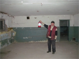 Хозяин бункера Владимир Фомичев показывает убежище - пока в нем нет никаких удобств. Фото: Надежда ШОСТАК