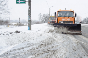 104 единицы техники убирают харьковские дороги от снега. Фото с сайта Харьковского городского совета.
