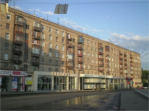 Махинаторов в первую очередь интересует элитное жилье в центре, как в этом доме на площади Розы Люксембург. Фото автора и Википедия. 