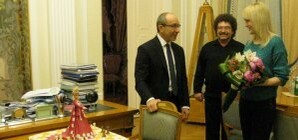 Кернес подарил шахматистке iPhone и угостил тортом