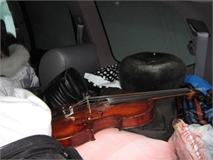 Подлинная ли скрипка австрийского мастера, установят специалисты. Фото: Харьковская областная таможня.