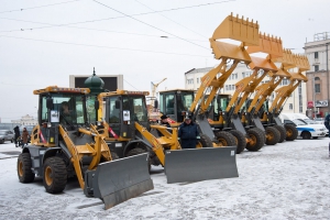 Уборкой снега на внутриквартальных дорогах заняты 1817 человек и 21 единица техники. Фото с сайта Харьковского горсовета.