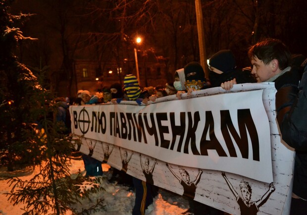 Участники марша Бросали в сотрудников милиции куски снега, петарды, дымовые шашки. Фото: vk.com/chesnym_svoboda.