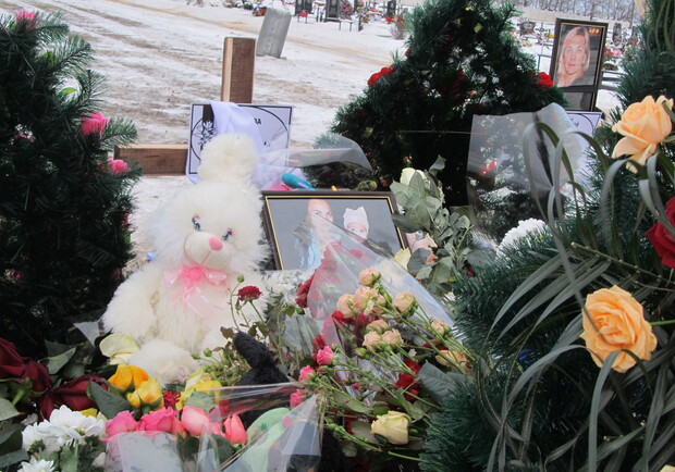 Сегодня похоронили семью, погибшую при взрыве на Московском проспекте. Фото Алексея БИТНЕРА.