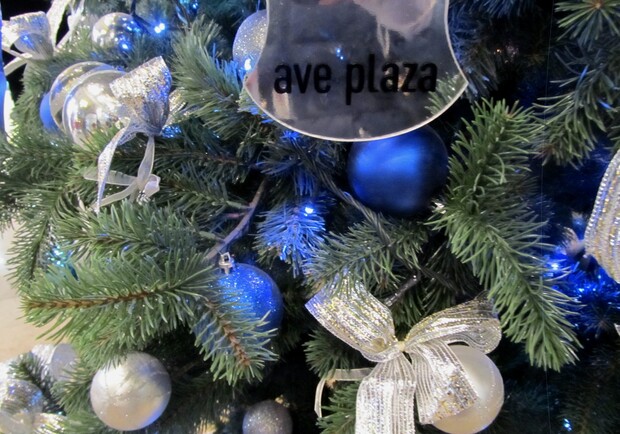 В "АВЕ ПЛАЗА" открыли новогоднюю елку.