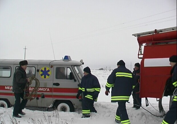 МЧСники вызволяли медиков из снежного плена. Фото с сайта ГТУ МЧС Украины в Харьковской области.