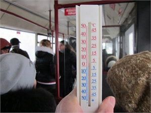 Комфортной температуру в общественном транспорте не назовешь даже с большой натяжкой. Фото автора.