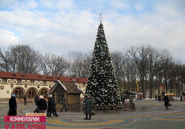 В харьковском парке Горького зажгли новогоднюю елку. Фото: kharkov.comments.ua