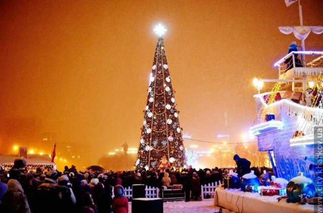 В новогодних мероприятиях принимали участие более 50 тысяч человек. Фото с сайта Харьковского городского совета.