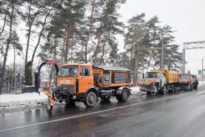 155 единиц техники убирают снег на улицах города. Фото с сайта Харьковского горсовета.