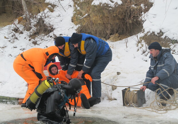 Водолазы практически отработали действия по самоспасению, если человек провалился под лед. Фото: Алексей БИТНЕР.