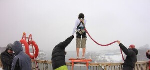 Запорожцы бросятся с моста, чтобы спасти девушку