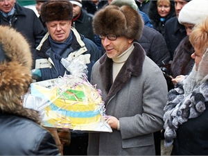 Сладкий презент преподнесли в благодарность за отремонтированные квартиры. Фото с официального сайта Харьковского горсовета.