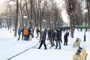 Курсанты убрали парк Юрьева. Фото с сайта Харьковского горсовета.
