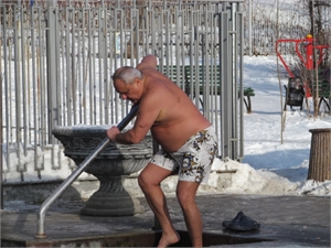 Олег Юрьевич приобщил к ледяным купаниям всех друзей и коллег. Фото: Елена Павленко.