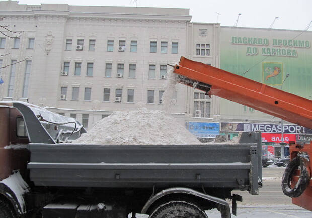 46 единиц техники убирают снег на улицах города. Фото: "В городе".