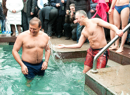 Губернатор искупался вместе с харьковчанами. Фото с сайта: dozor.kharkov.ua.