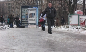 Горожане успели назвать глобальный каток зеркальной преисподней. Фото: kharkov.kp.ua.