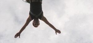 На Крещение запорожские экстремалы ныряли в Днепр с 40-метрового моста 