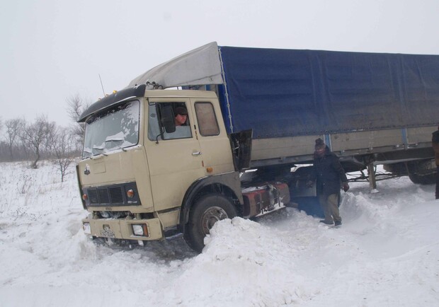 МЧСники отбуксировали грузовик. Фото с сайта ГТУ МЧС Украины в Харьковской области.