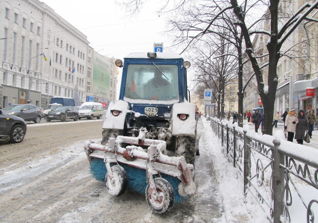 22 единицы техники убирают снег на улицах города. Фото: Алексей БИТНЕР.