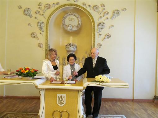 Новость - События - Харьковская поэтесса и ее муж через полвека снова стали на свадебный рушник