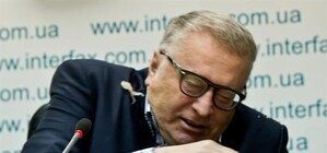 В Жириновского могли полететь валенки и балалайка