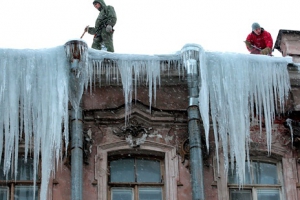 Жилищники готовятся активно убирать сосульки и снег со зданий и домов. Фото: city.kharkov.ua.