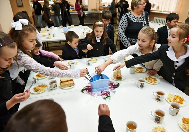 В школьных столовых увеличат порции и будет больше мясных блюд. Фото с официального сайта Харьковского горсовета.