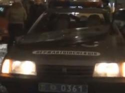 Водитель выбил стекло в машине ГАИшников. Кадр из видео.