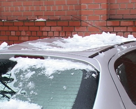 Глыбы снега рухнули на машины. Фото objectiv.tv