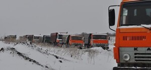 Под Луганском вырыли громадную копанку: за углем выстроилась колонна КАМАЗов