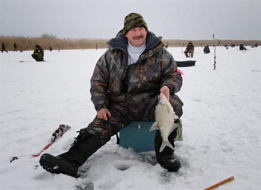 В Федерации рыбной ловли заметили, что зимняя рыбалка становится семейным увлечением.