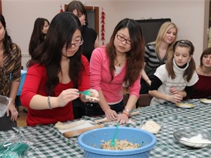 Студенты и преподаватели из Поднебесной готовят к празднику национальные блюда. Фото предоставлено Институтом Конфуция.