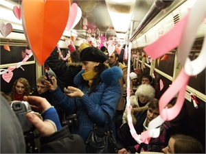 Чтобы создать романтическую атмосферу, общественный транспорт украсят воздушными шарами сердечками и гирляндами. Фото: Галины Семченко.
